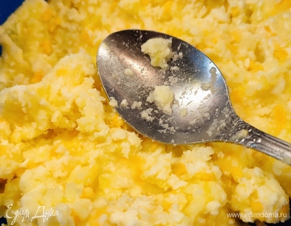 Сварить картофель и растолочь его в пюре. Брынзу натереть на крупной терке и смешать с пюре. Попробовать на соль.