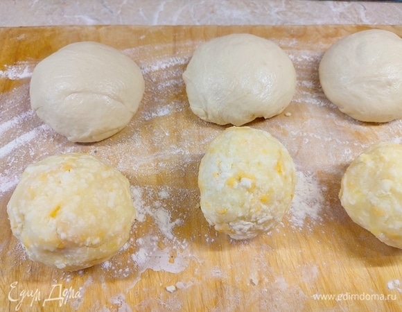 Тесто разделить на равные части по 250 г, подкатать в шар. Начинку тоже разделить по 250 грамм.