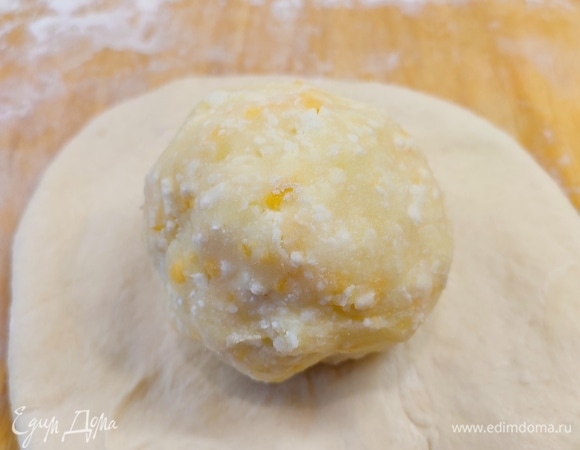 Шарик теста раскатать в небольшой круг. на середину положить шарик начинки.