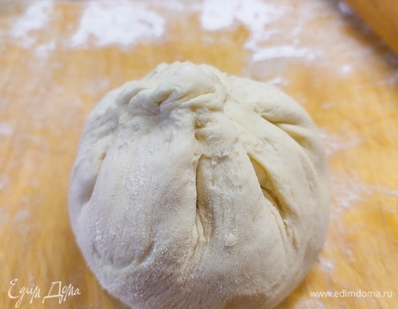 Соединить края теста и хорошо их защипнуть.