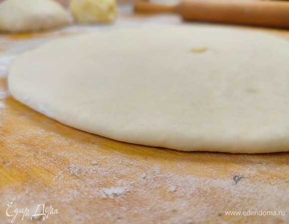 Раскатать пирог надо примерно до такой толщины.