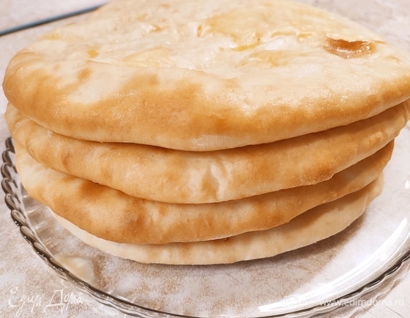 Выпекать пирог 20 минут при температуре 210°C. Еще горячий пирог обильно смазать сливочным маслом. Пироги укладывать стопочкой друг на друга.