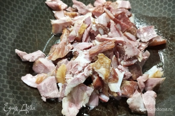 Копченое мясо и колбасу нарезать произвольно.