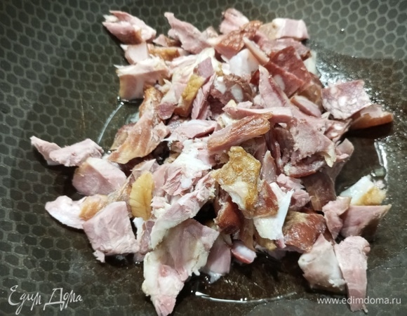 Копченое мясо и колбасу нарезать произвольно.