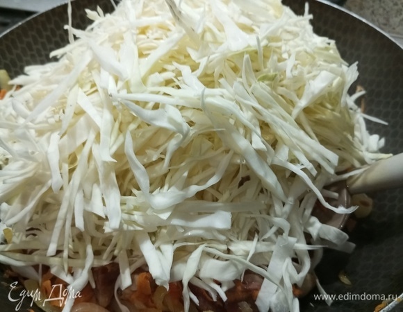 Всыпать нашинкованную капусту.