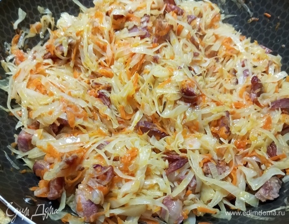 Готовить под крышкой, помешивая, до полуготовности капусты. Посолить, добавить перец и лавровый лист.