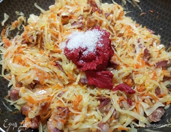 Заправить томатной пастой и сахаром.