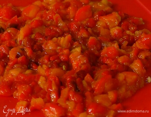 Сладкий перец запечь в разогретой духовке и поместить в целлофановый пакет, чтобы он пропотел, затем очистить от кожицы и, удалив семена, мелко порубить.