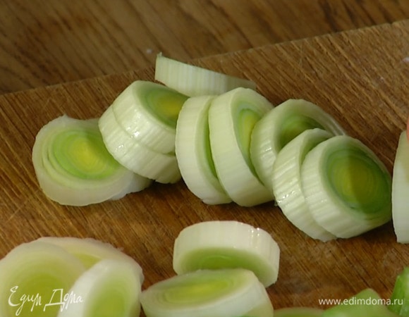 Светлую часть лука-порея и стебель сельдерея нарезать поперек.
