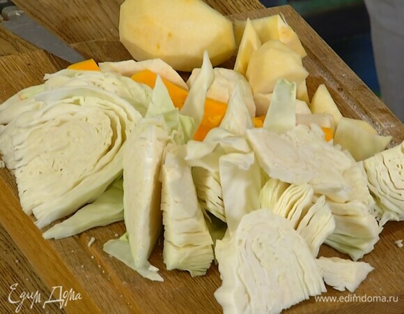 Белокочанную капусту нарезать крупными кусками.