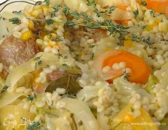 К обжаренным овощам добавить пару веточек тимьяна, лавровые листья, слегка посолить, поперчить и перемешать, сверху поместить обжаренное мясо, репу, корень пастернака и тыкву, всыпать перловку, накрыть капустой, еще раз посолить, влить оставшееся растительное масло и горячий овощной бульон, так чтобы все было покрыто до капусты, и томить на программе «тушение мяса» до готовности.