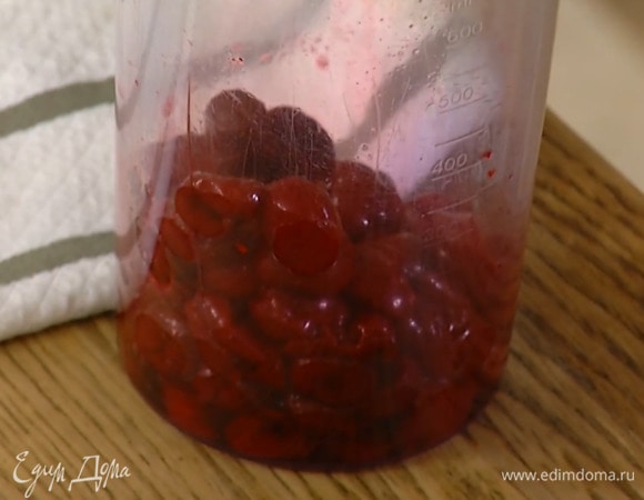 Вишню предварительно разморозить, жидкость слить.
