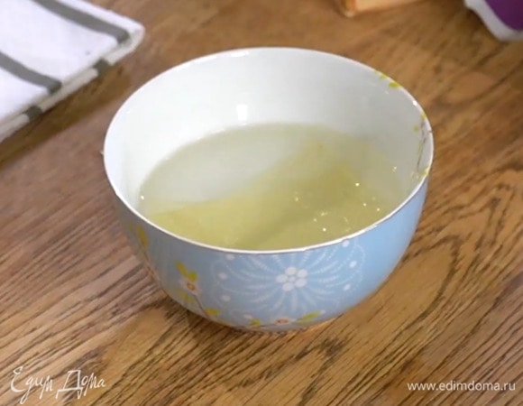 Желатин замочить в воде.