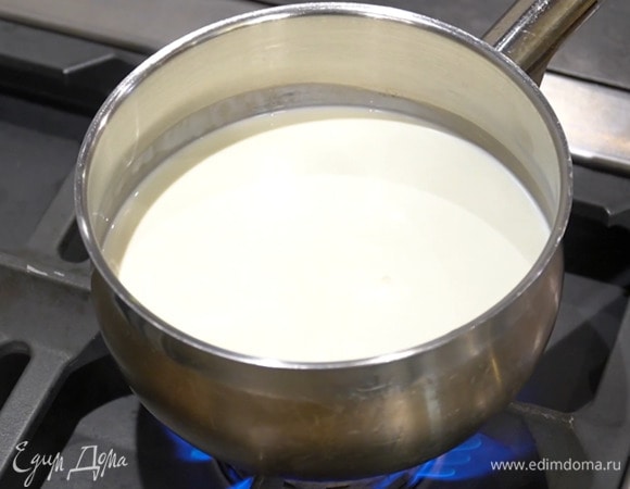 Сливки и молоко влить в сотейник, всыпать сахар и прогревать на маленьком огне, чтобы сахар растворился, затем снять.