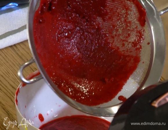 Размороженную вишню измельчить погружным блендером, затем протереть через сито — должно получиться 100 г пюре.