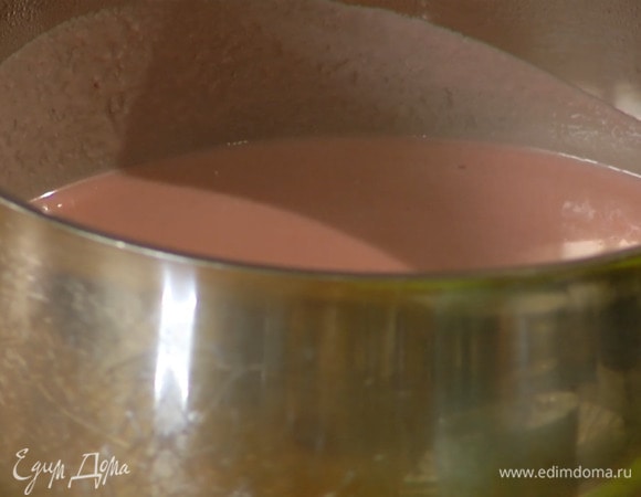 В горячую сливочно-сахарную смесь добавить желатин, вылить вишневое пюре и размешивать до полного растворения желатина.