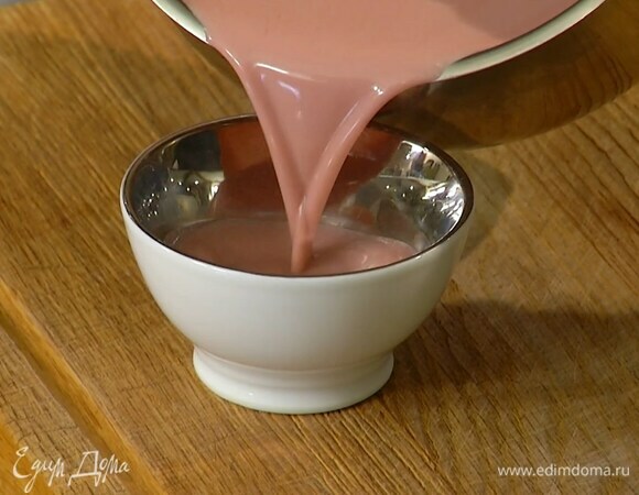 Разлить вишневую массу в формы и отправить в холодильник застывать.