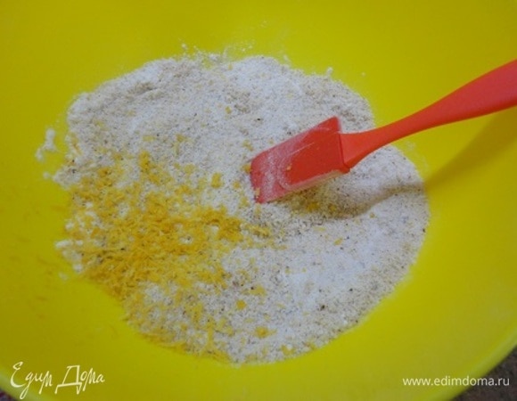 24 грамма орехов измельчить в муку и смешать с пшеничной мукой, разрыхлителем и цедрой одного апельсина. Включить духовку на 165°C.