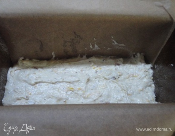 Выложить тесто в подготовленную форму, прямоугольную или круглую (диаметром 20 см), и выпекать 40–45 минут, до сухой шпажки.