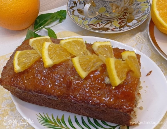 Для сиропа смешайте сок половины апельсина и лимончелло. Горячий кекс проколите дерявянной шпажкой и полейте сиропом прямо в форме. Оставьте остывать. По желанию остывший кекс можно смазать подогретым абрикосовым джемом.