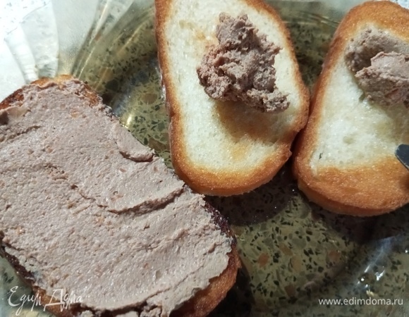 Обжаренную сторону намазать паштетом.