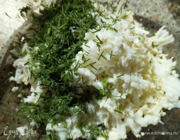 Яйцо натереть на мелкой терке. Соединить с нарезанным укропом и солью.