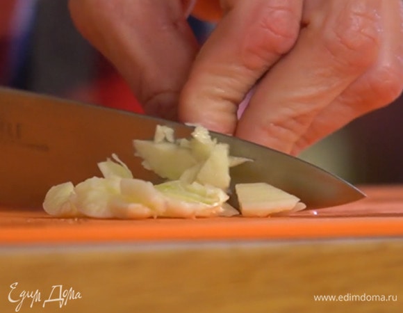 Чеснок почистить, раздавить плоской стороной ножа и мелко порубить.
