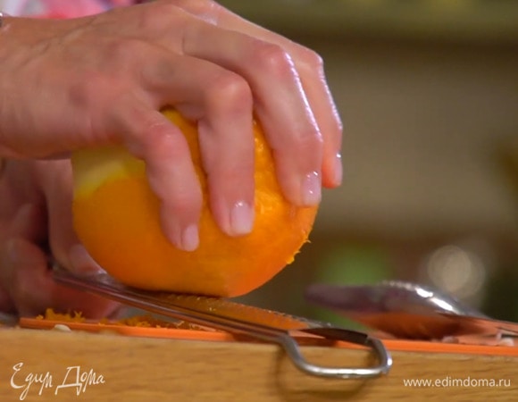 Натереть 1 ч. ложку цедры апельсина.