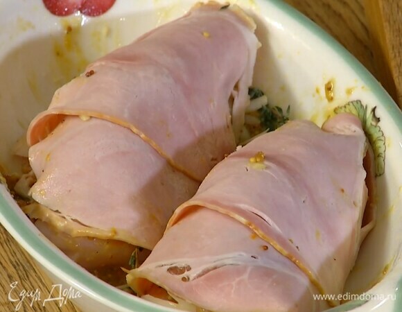 Сыр натереть на крупной терке, вложить внутрь грудок, сверху накрыть ломтиками ветчины.