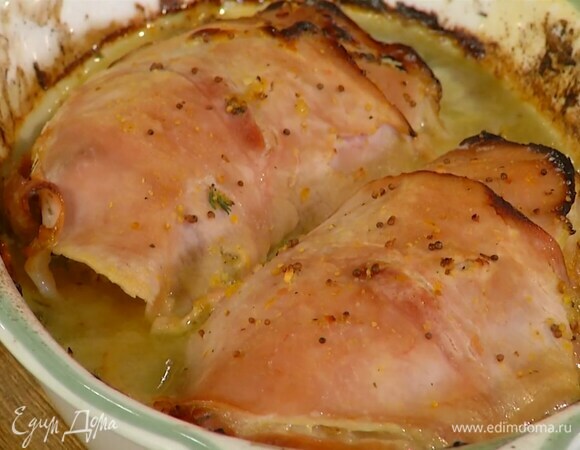 Накрыть форму фольгой и запекать грудки в разогретой духовке 20 минут, затем фольгу удалить и запекать еще 5–7 минут.