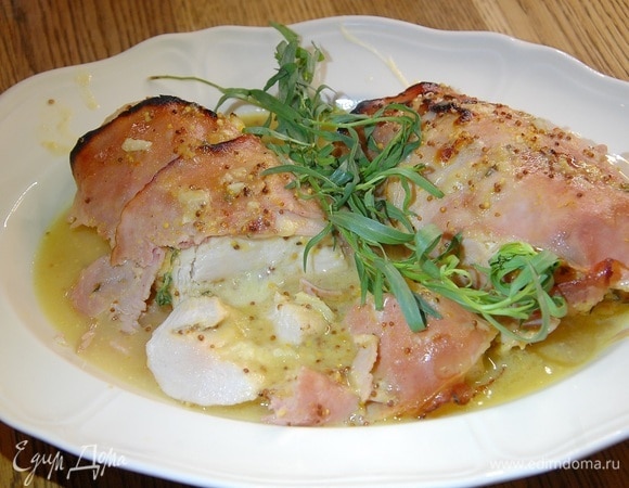 Готовые грудки выложить на тарелку, полить оставшимся после запекания соусом и украсить веточкой тархуна.