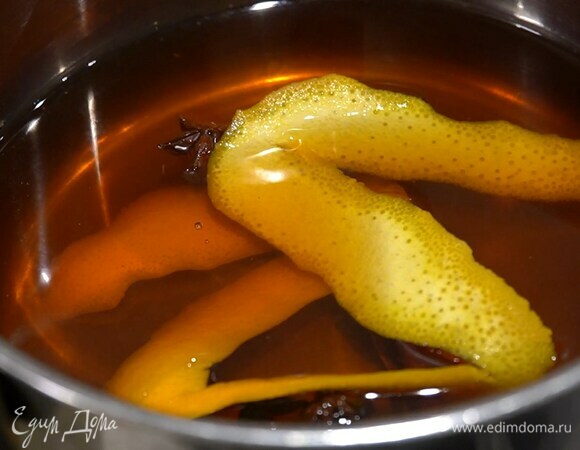 Заварить 500–600 мл чая, влить его в кастрюлю, добавить цедру, бадьян, корицу, влить ванильный экстракт и довести все до кипения.