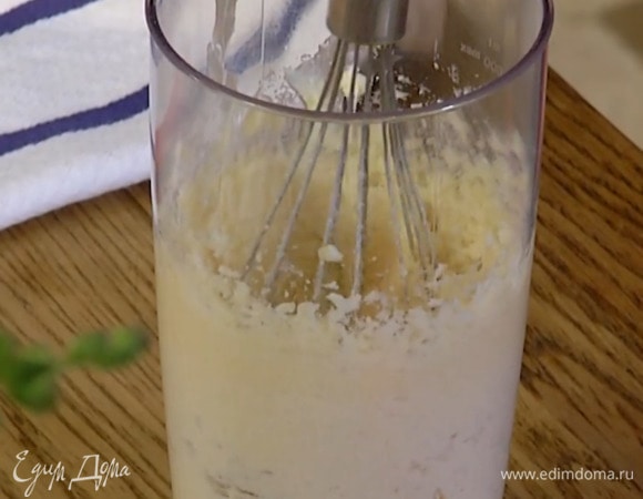 Блендером с насадкой-венчиком взбить на средней скорости 120 г предварительно размягченного сливочного масла с сахаром.