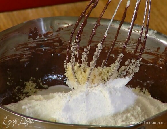 Молоко влить в кастрюлю и немного прогреть, всыпать какао и перемешать, затем небольшими порциями вмешать сливочно-сахарную смесь, миндальную и рисовую муку.