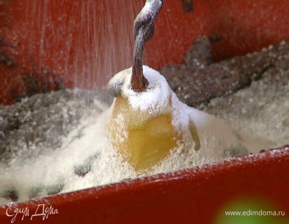 Готовый теплый кекс посыпать сахарной пудрой.