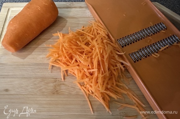 Морковь очистить и нарезать соломкой.