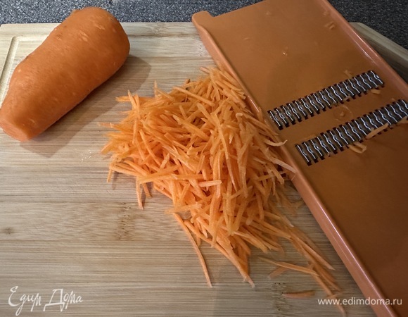 Морковь очистить и нарезать соломкой.