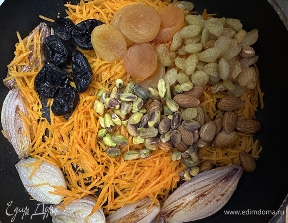 Обжарить лук-шалот на оливковом масле, затем добавить морковь, изюм, курагу, миндаль, чернослив, фисташки, специи — карри и тандури — 1 ч. л., влить вино и тушить 5 минут.