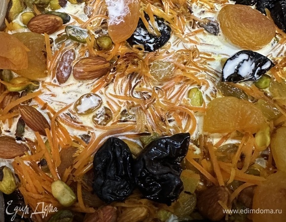 Уменьшите огонь, добавьте сливки и готовьте еще 5 минут.