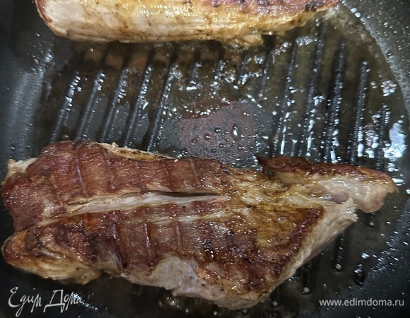 В отдельной сковороде обжарьте свиное филе со всех сторон в горячем сливочном масле в течение 2–3 минут (на каждой стороне).