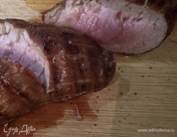 Нарежьте вырезку толстыми ломтиками и... упс, на фото хорошо заметно, что она, мягко говоря, не готова. Поэтому возвращаем уже нарезанные кусочки в сковороду и доводим их до готовности. Нет, я, безусловно, доверяю французскому шефу, но это же свинина, и степень ее термической обработки — наша с вами безопасность!