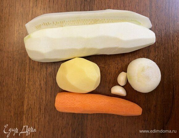 Почистить репчатый лук, морковь, картофель. Кабачок очистить от кожуры и семян.