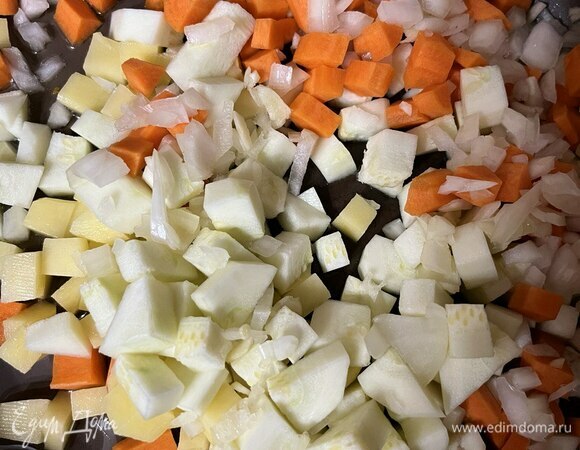 Затем нарезать лук, морковь, кабачок, картофель небольшими кубиками. Чеснок мелко нарезать.