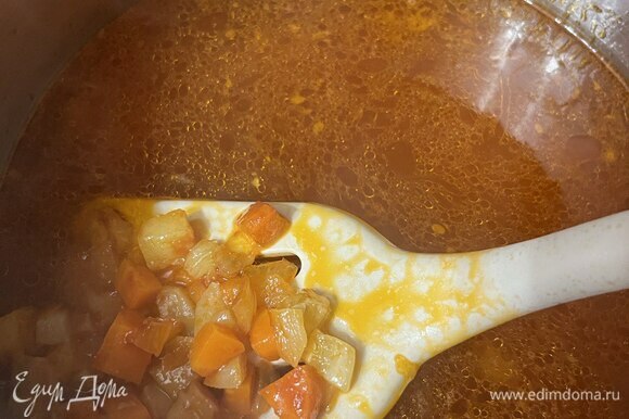 Налить в кастрюлю воду, вскипятить и положить в суп тушеные овощи.