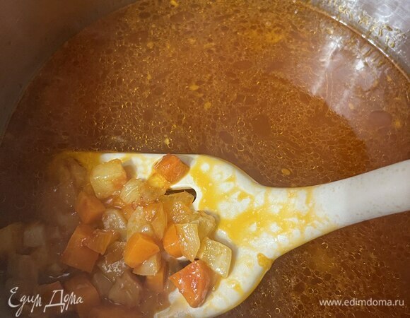 Налить в кастрюлю воду, вскипятить и положить в суп тушеные овощи.