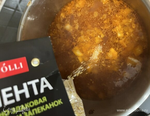 Проварить 2 минуты и, постоянно помешивая, всыпать тонкой струйкой злаково-чечевичную поленту. Варить 10 минут.