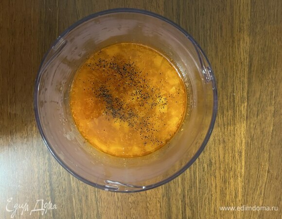 Посолить, поперчить и взбить блендером. В конце приготовления можно посыпать зеленью.