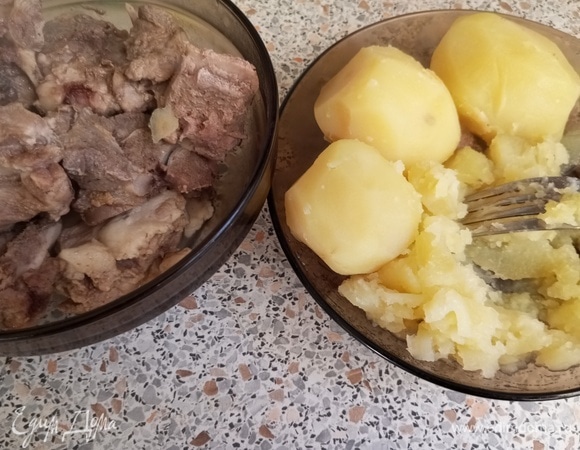Картофель отварить целиком вместе с мясом до готовности последнего. Размять вилкой, мясо отделить от кости. Отправить обратно в бульон.