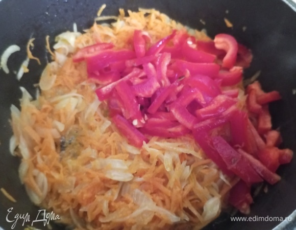 Обжарить лук с морковью, добавить болгарский перец. Обжарить.