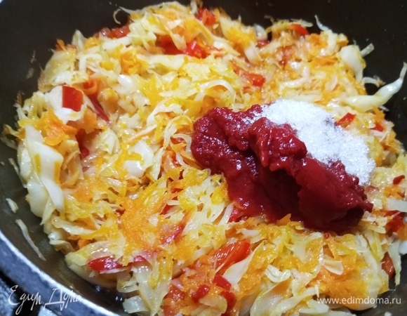 Добавить томатную пасту и сахар. Тушить, помешивая, 5 минут.
